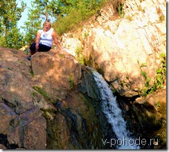 Небольшой водопад в деревне Каменушка