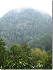 Утренний туман висит над макушкой горы у Катунских или Сёминских ванн