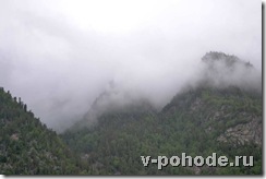 горы в облаках на Телецком озере