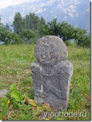 Камень-воин в посёлке Беле на Телецком озере