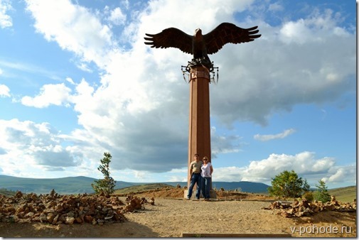 Гигантская скульптура орла в степи у озера Байкал